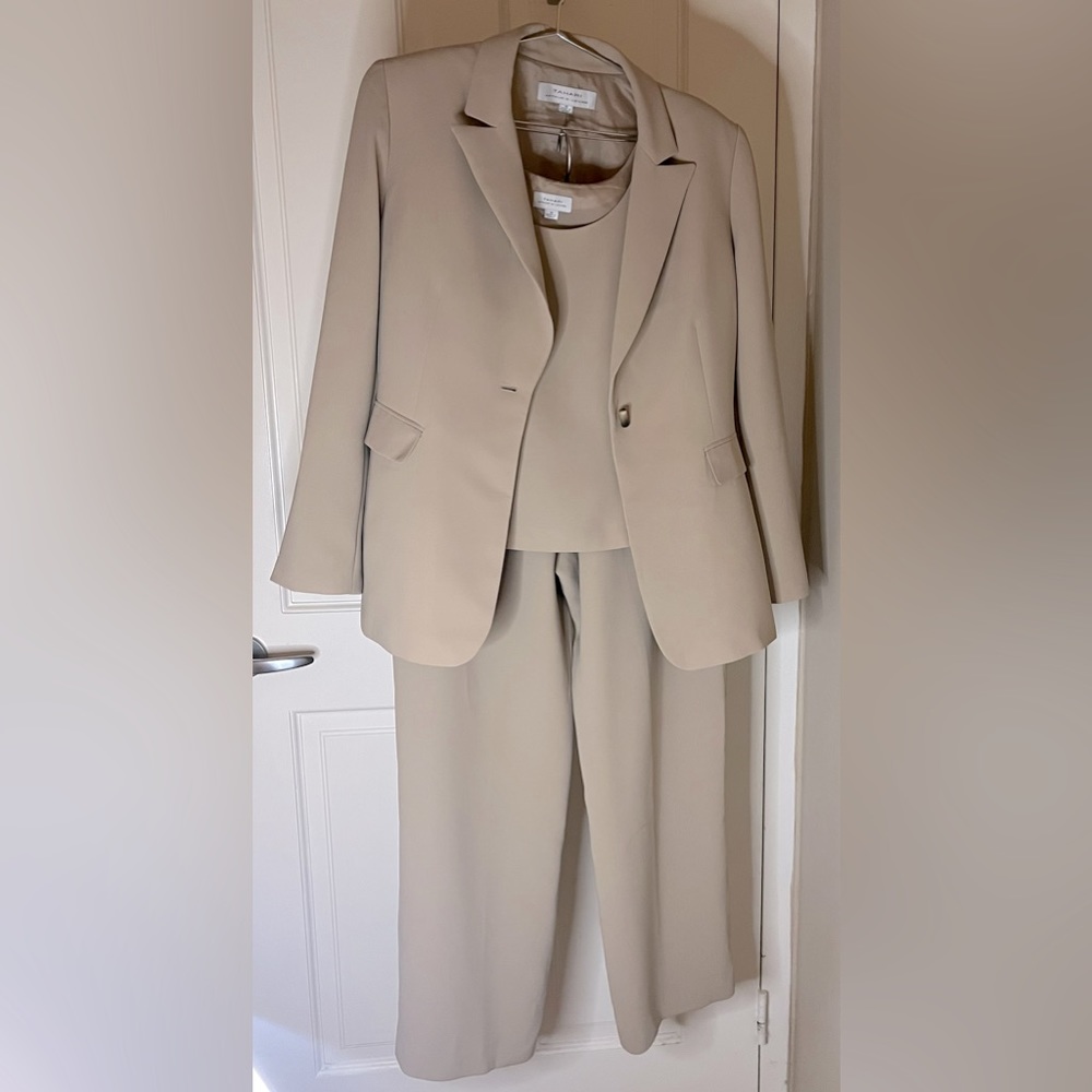 TAHARI 3 Piece Pants Suit - Jacket, Tank & Pants Sz 10 Tan/Beige
